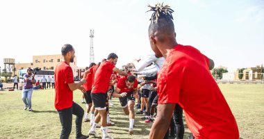 لاعبو الأهلى يحتفلون بعيد ميلاد عمرو السولية