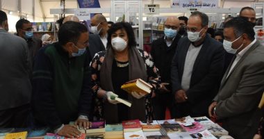 وزيرة الثقافة تتفقد معرض الإسكندرية التاسع للكتاب.. صور