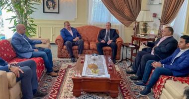 سفير مصر بالجزائر يُقيم مأدبة غداء لبعثة الزمالك فى غياب اللاعبين.. صور
