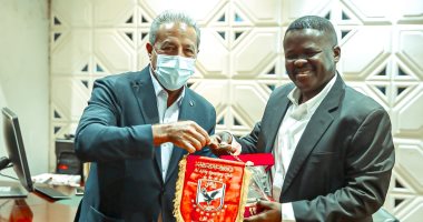 دوري ابطال افريقيا ..الدرندلي يهدي درع الأهلي لرئيس المريخ 