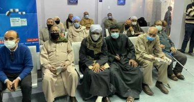 حميات الأقصر: تطعيم أكثر من 100 مواطن بلقاح فيروس كورونا.. صور