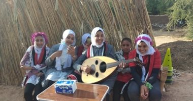 "مندرة التراث" مبادرة للحفاظ على الفنون التراثية الشعبية من الاندثار بقنا.. مؤسسها: تشمل أول مدرسة لتعليم فنون التحطيب والفروسية وفن الواو والغناء.. ويؤكد: تهدف لتطوير فنون الفلكلور الصعيدى والشعبى.. صور