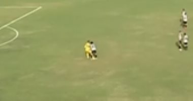 محمد هاني يعتذر للشناوى ويقبل رأسه قبل انطلاق الشوط الثاني لمباراة المريخ.. صور