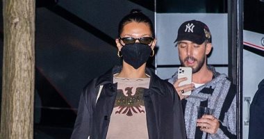 بيلا حديد بعلامة السلام فى أحدث ظهور بعد عرض أزياء MUGLER'S.. صور