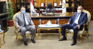 وزير القوى العاملة يسلم عددا من العقود لذوي الهمم بقنا ضمن مبادرة حياة كريمة