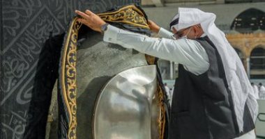 الأمير خالد الفيصل يسلم كسوة الكعبة المشرفة لكبير سدنة بيت الله الحرام
