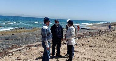 تنظيف شواطئ مدينة رأس غارب استعدادا لفصل الصيف.. صور