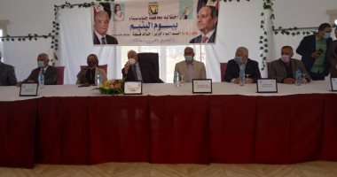 محافظ جنوب سيناء يكرم والدة الشهيد محمود ناجى خلال احتفالية يوم اليتيم