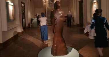 آدم حنين يبدأ رحلته فى مجمع الفنون.. شاهد مقتنيات معرضه بـ عائشة فهمى