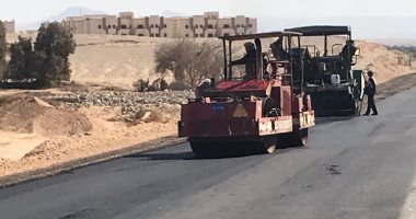 رصف طريق عمارات الشمس بمدينة طيبة على مسافة 1160م شمال الأقصر.. صور