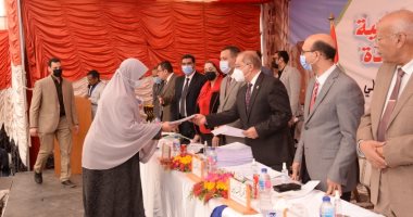 رئيس جامعة أسيوط يشهد مراسم الاحتفال بتسليم عقود الوحدات السكنية