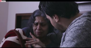 "ورقة بيضا" فيلم قصير يجسد معاناة موظف بسبب والدته مريضة الزهايمر
