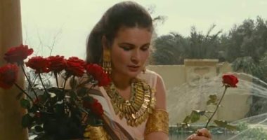 يسرا تستعيد ذكريات تصوير فيلم المهاجر من 27 سنة بعرض حليها الذهبية.. صور