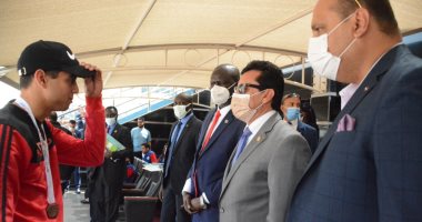 وزير الرياضة بجنوب السودان يسلم الميداليات للفائزين ببطولة الجامعات لألعاب القوي