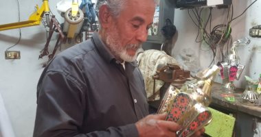 "عم صلاح".. حكاية أقدم صانع فوانيس يدوية بالبحيرة.. فيديو وصور