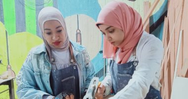"فخورين بلقب صنايعية".. غادة ورحمة طالبتان من الصعيد تحترفا العمل بالنجارة