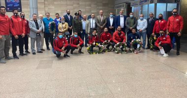 بعد تأهل 8 لاعبين لأولمبياد طوكيو.. وزير الرياضة يهنئ المنتخب المصري للمصارعة بمطار القاهرة