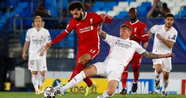 أسطورة ليفربول يحذر من رحيل محمد صلاح فى الصيف