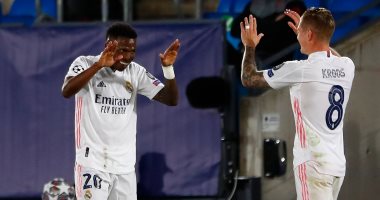 ريال مدريد يتفوق على ليفربول بثنائية فى الشوط الأول بمشاركة صلاح.. فيديو
