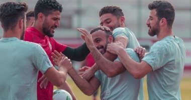 "كلكوا عليا يا ولاد" وصلة هزار بين قفشة ولاعبي الاهلى خلال التدريبات.. صور