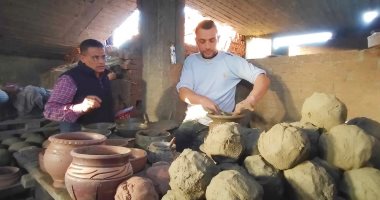 فن صناعة الفخار من الطين إلى الإبداع.. قرية فى البحيرة تقاوم اندثار أقدم حرفة يدوية فى التاريخ.. مراحل صناعة "القلة" وطواجن الطعام فى 10 فواخير بقرية قراقص.. والعمال: الفخار يعبر عن حضارة أجدادنا.. صور