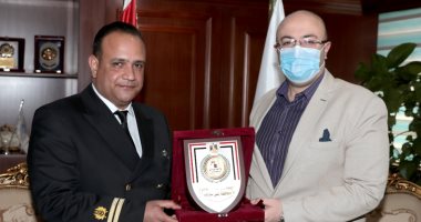 محافظ بنى سويف يُكرًم أحد أفراد الطاقم المشارك فى جهود تعويم السفينة الجانحة