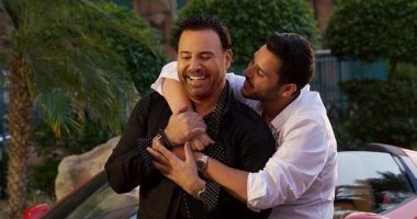 عاصى الحلانى مع ابنه الوليد فى صورة من كواليس كليب غنائى يجمع الثنائى
