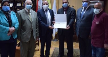 رئيس جامعة بنى سويف يكرم الموظفين المثاليين "بمركز التعلم المدمج"