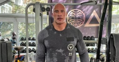 ذا روك يستعرض تحضيراته لفيلم Black Adam بتدريبات شاقة منفردًا فى الجيم