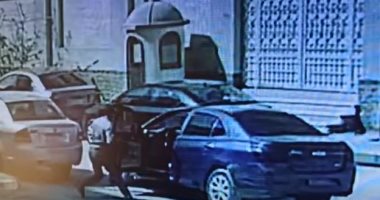 لحظة سرقة حقيبة معلمة من أمام مجمع مدارس بزهراء المعادى.. فيديو