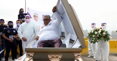مرشح للانتخابات البرلمانية فى المكسيك يطلق حملته من داخل نعش
