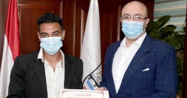 محافظ بنى سويف يُكرم شابا أنقذ 3 أفراد من أسرة واحدة من الغرق
