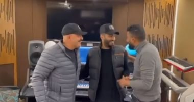 السقا ومحمد سامى فى استوديو تامر حسنى بكواليس تسجيل تتر"نسل الأغراب"..فيديو