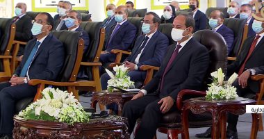 الرئيس السيسى يتسلم هدية تذكارية من كوادر مجمع الإصدارات المؤمنة والذكية