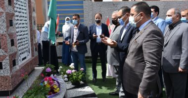 محافظ الشرقية يضع أكليلا من الزهور على النصب التذكارى لشهداء بحر البقر.. صور