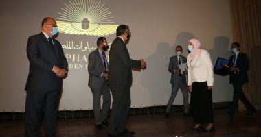 وزير الأثار يكرم القائمين على تطوير مسار المومياوات الملكية.. صور