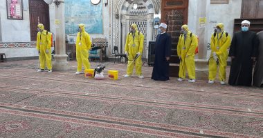 تعقيم مسجد السيدة عائشة استعدادا لشهر رمضان.. فيديو وصور