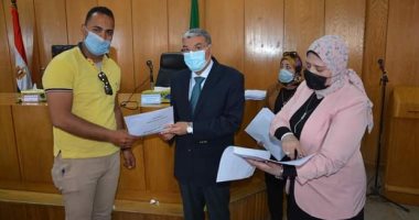 محافظ المنيا يسلم 151 مشروعا تنمويا متنوعا للمرأة المعيلة والشباب