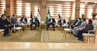 محافظ الشرقية يبحث مع وزير النقل رفع كفاءة الطرق بالمحافظة