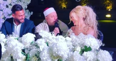 محمد أبو جبل يقبل يد ورأس زوجته سمارة بعد عقد قرانهما.. صور وفيديو