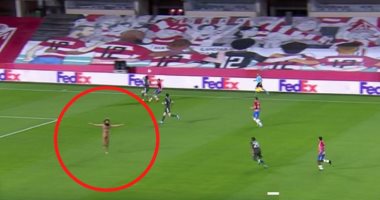 غرناطة ضد مان يونايتد.. شخص يقتحم المباراة عاريا "صور"