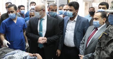 محافظ بنى سويف ومدير الأمن يطمئنان على مصابى حادث انقلاب سيارة شرطة