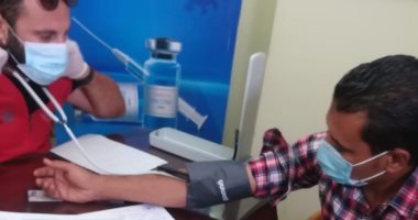 بدء تطعيم العاملين فى قطاع السياحة بالبحر الأحمر ضد فيروس كورونا.. صور