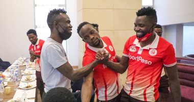 لاعب الاتحاد السكندرى يؤازر سيمبا التنزانى قبل مواجهة الأهلى.. صور 