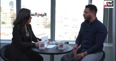 المنشد مينا عاطف: أول مرة سمعت "مولاى" على القهوة.. وافتكرتها أغنية.. فيديو