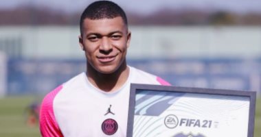 كيليان مبابي يحتفل بجائزة أفضل لاعب فى الشهر بالدوري الفرنسي