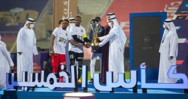 مؤمن زكريا يشارك في تسليم كأس الخليج العربي لشباب الأهلي.. فيديو