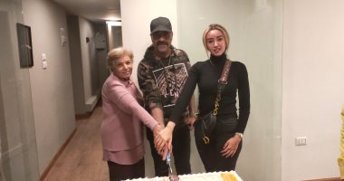 محمد سعد وهنا الزاهد وأنعام سالوسة يحتفلون ببدء تسجيل المسلسل الإذاعى "29 يوم"