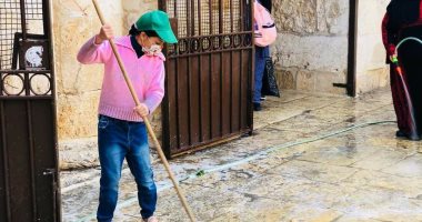 أطفال ونساء يشاركون فى تنظيف باحات المسجد الأقصى استعدادا لشهر رمضان.. صور