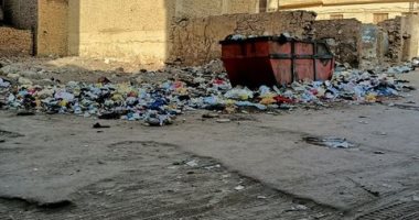أهالى شارع مصر للطيران بأسوان يطالبون برفع القمامة.. والمحافظ يستجيب